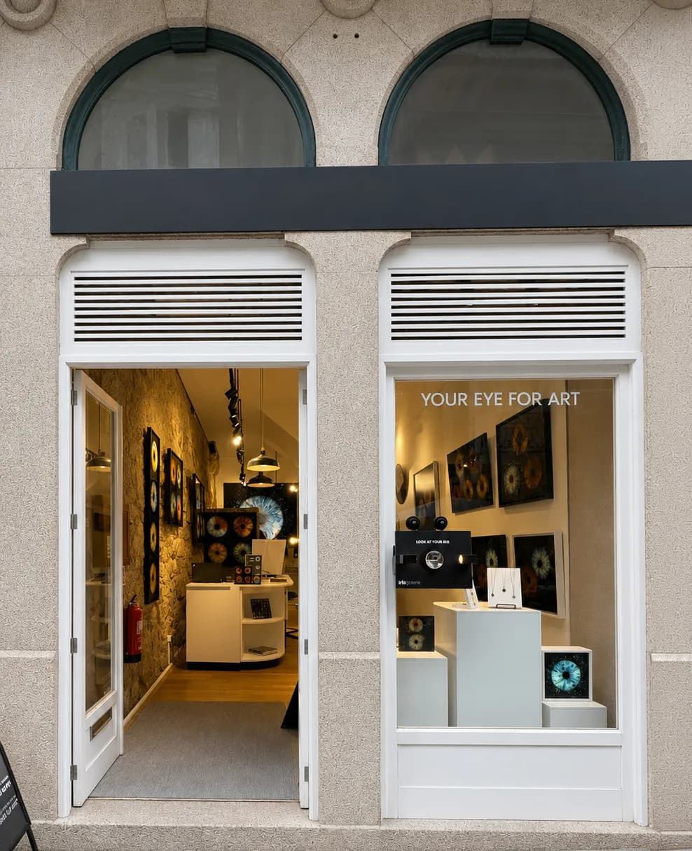 Devanture Iris Galerie, gros plan d'un iris, portrait du franchiseur