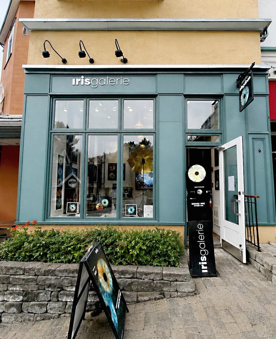 Devanture Iris Galerie, gros plan d'un iris, portrait du franchiseur