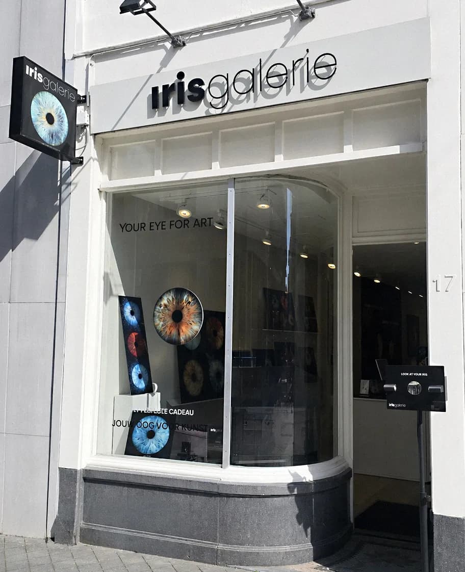 Devanture Iris Galerie, gros plan d'un iris, portrait du franchiseur