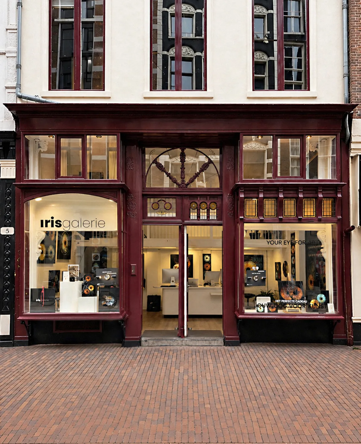 Devanture Iris Galerie, gros plan d'un iris, portrait du franchiseur