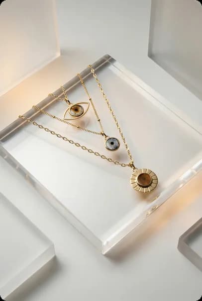 Colliers pendentifs avec des iris en ton doré
