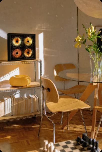 Œuvre d'iris encadrée dans un intérieur
